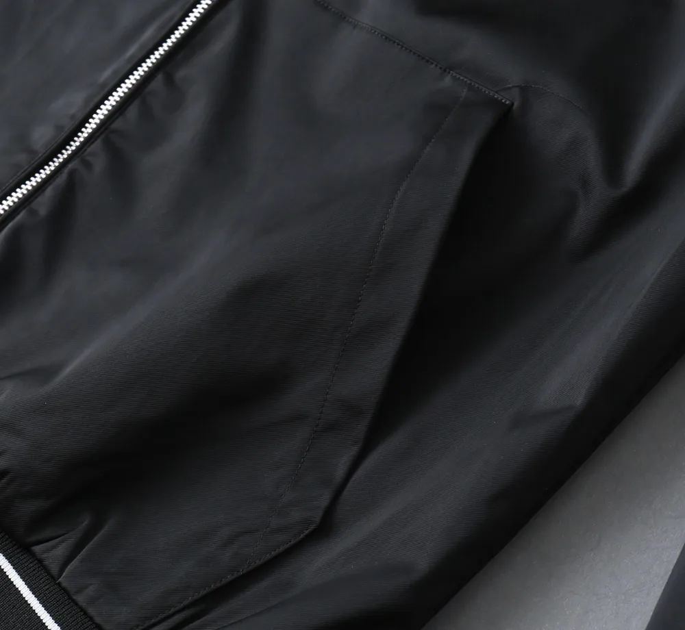 Armani official website Same Style, complete with three labels, on sale in advance. 2026 Autumn and Winter New Arrival men's jacket, Original with complete three labels, Premium version. Custom-made fabrics at the counter. Breathable, high comfort, impeccable details, brand element design concept, reflecting high quality. It feels delicate and soft, presents a casual cut, and has a great upper body shape. Sizes: M～3XL,